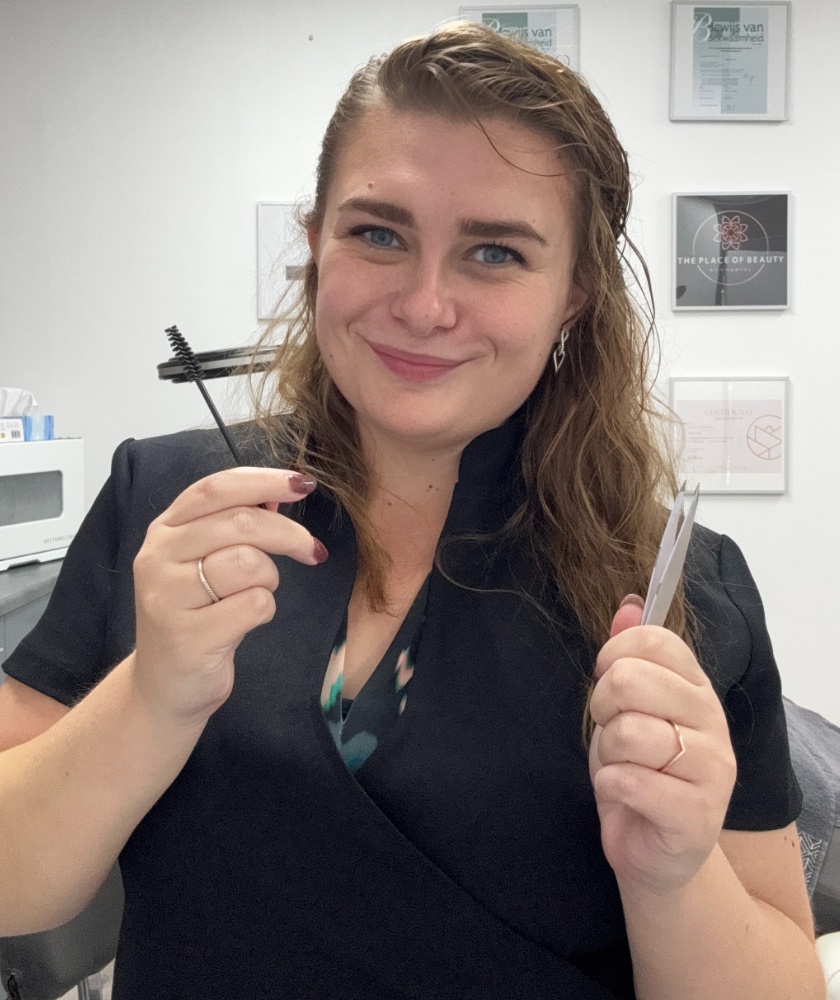 Chantal van The Place of Beauty met wenkbrauwtools